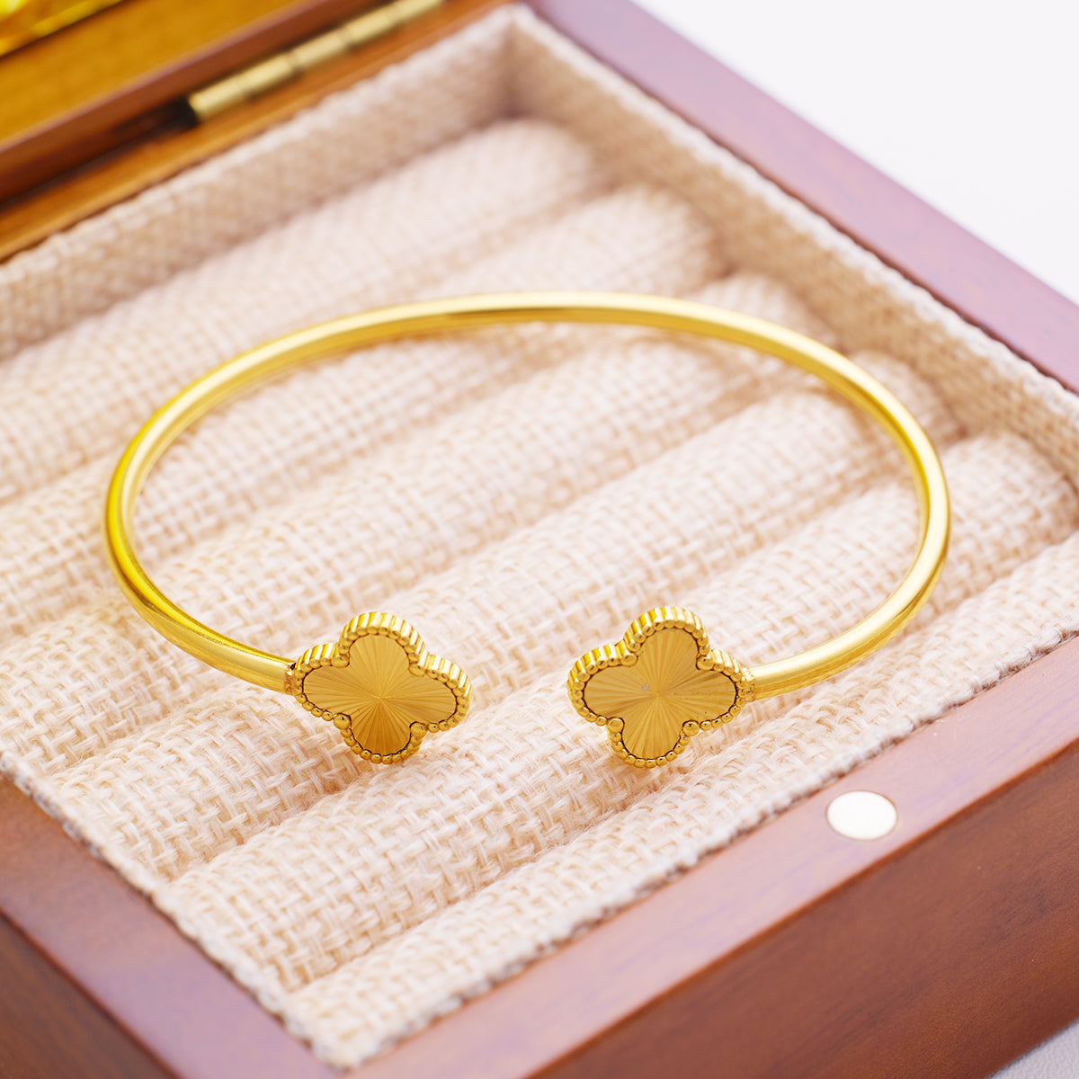 Brazalete Armonía de Trébol Dorado | Elegante e hipoalergénico