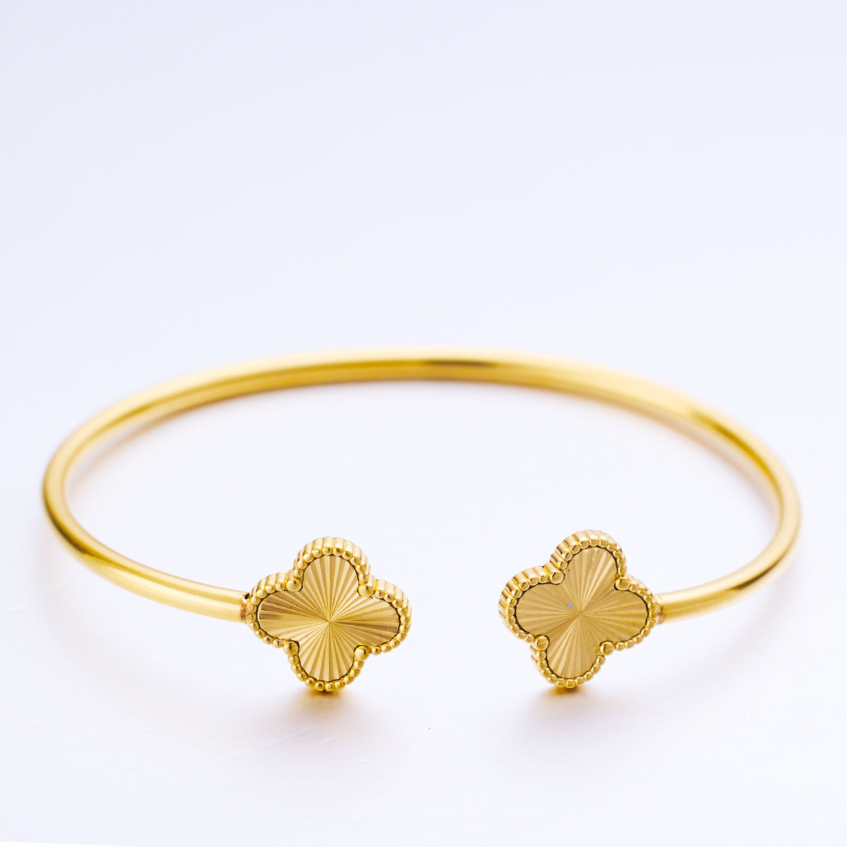 Brazalete Armonía de Trébol Dorado | Elegante e hipoalergénico
