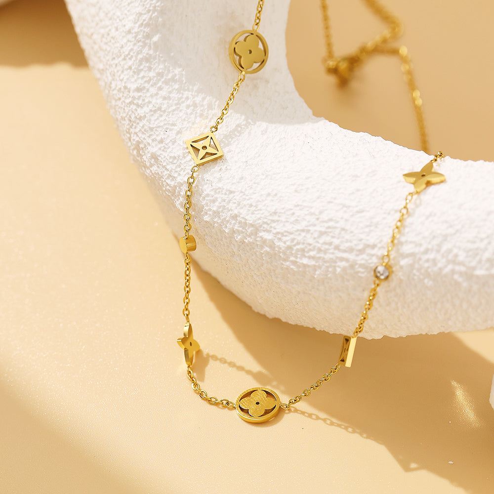 Elegante collar con dijes dorados | Belleza atemporal