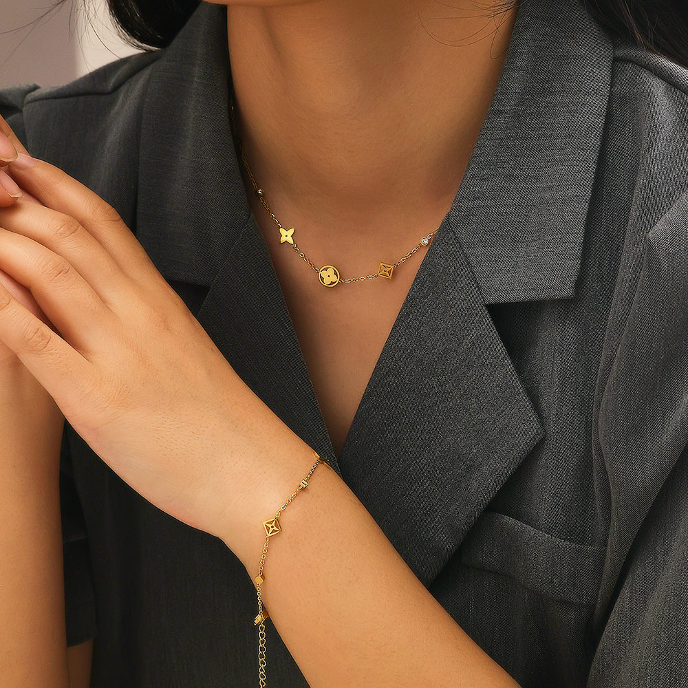 Elegante collar con dijes dorados | Belleza atemporal