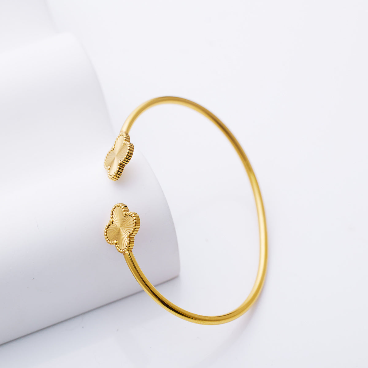 Brazalete Armonía de Trébol Dorado | Elegante e hipoalergénico