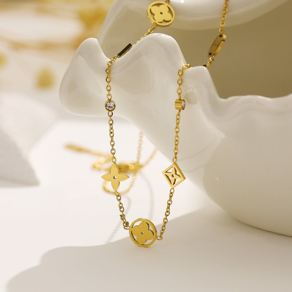 Elegante collar con dijes dorados | Belleza atemporal